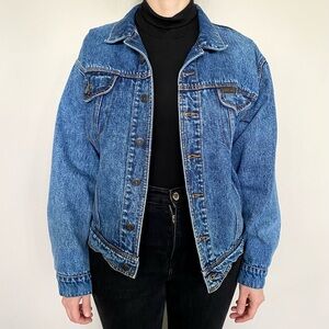 Vintage Corum medium-wash denim jacket. 💙